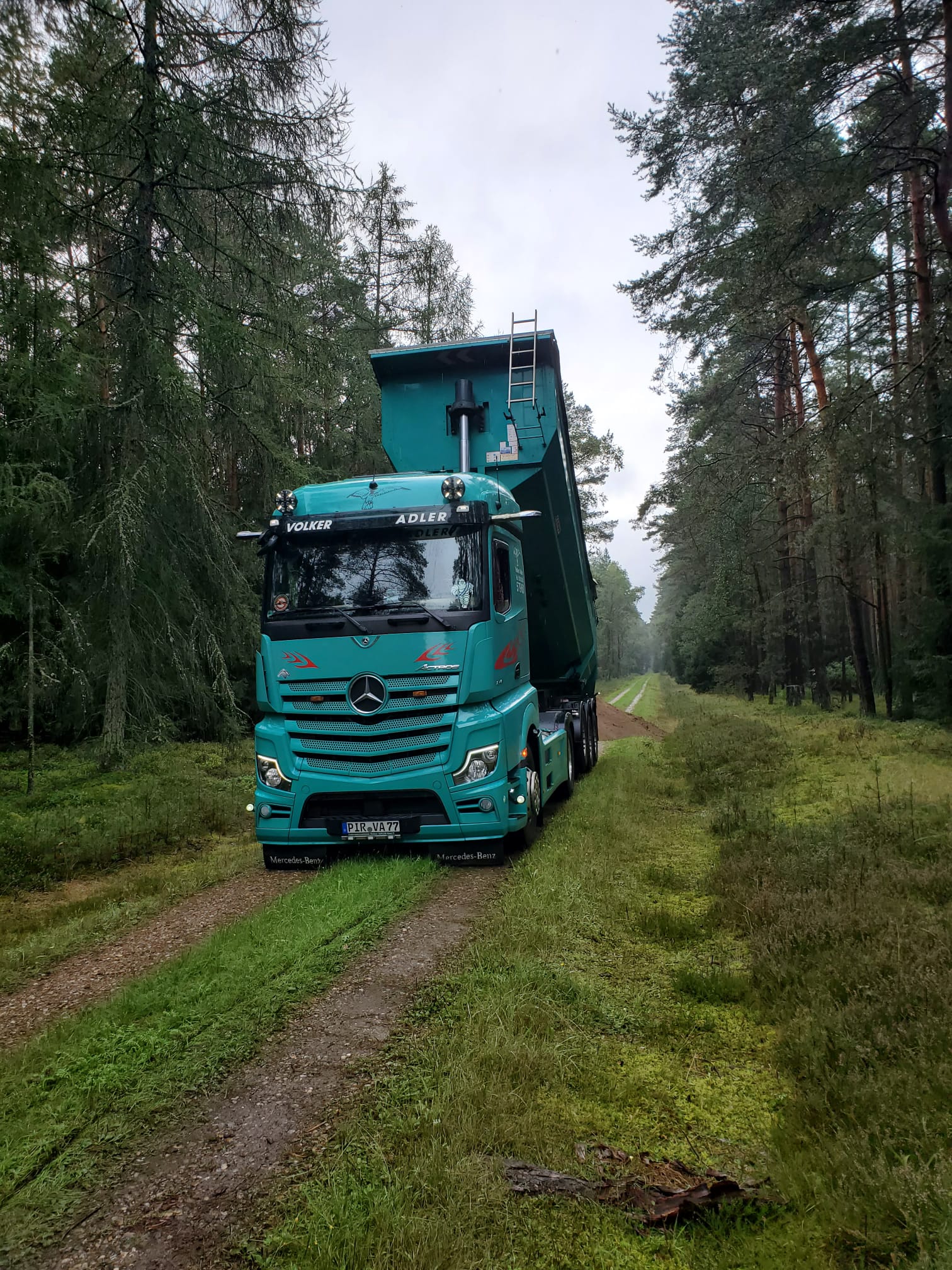 Sattelzug am Dresdner Zwinger – Transport im städtischen Bereich