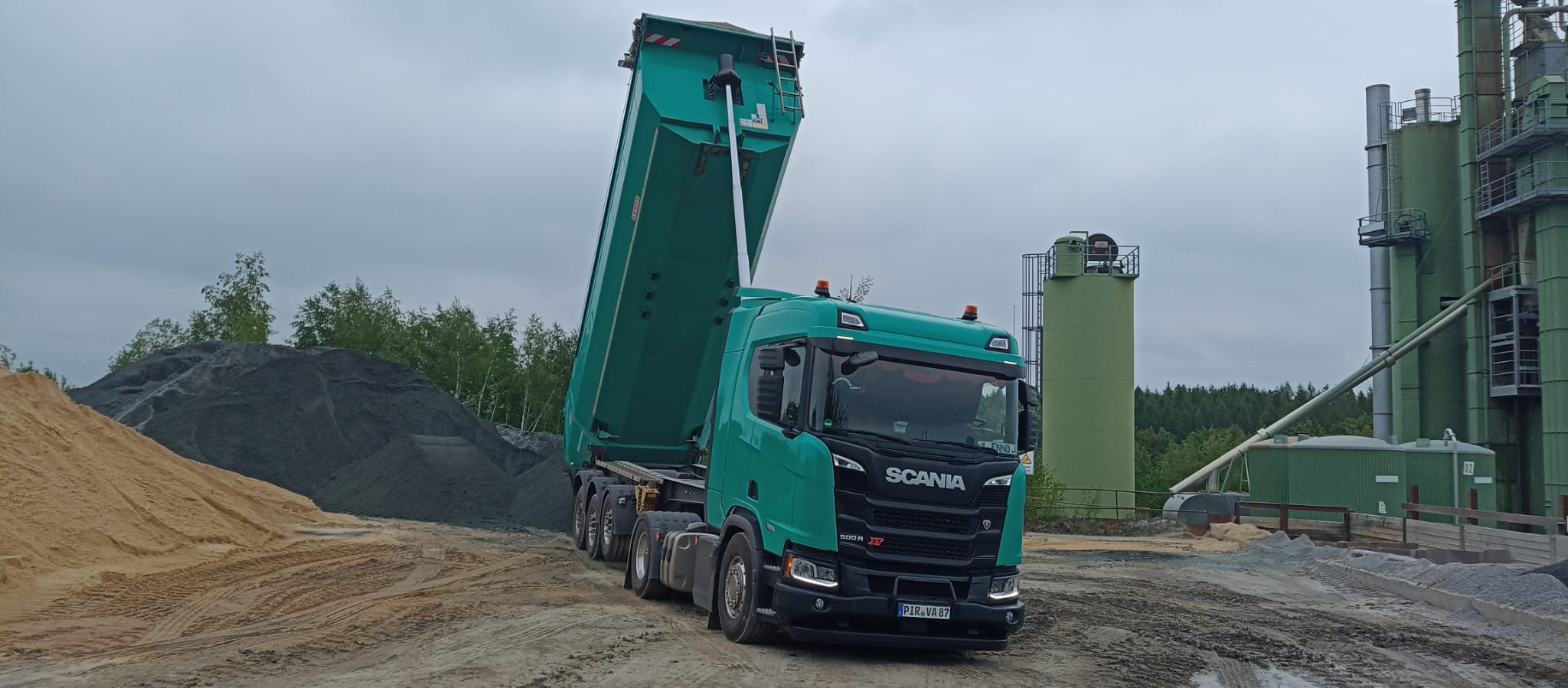 Sattelzug auf Waldweg – Schüttguttransport in der Forstwirtschaft